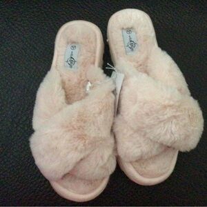 NEW-Women’s Sole Mates Slippers Size L.